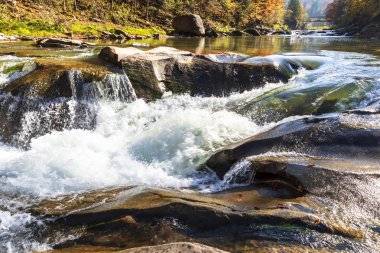 Ormanda güzel şelale, sonbahar dağları manzara. Karpat