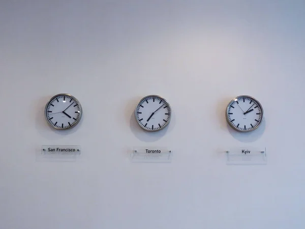 Weiße Wand Mit Uhrenzeile Verschiedene Zeitzonen — Stockfoto