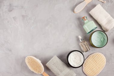Çeşitli spa gri arka plan, üstten görünüm nesneleri ilgili. Vücut ve cilt bakımı düz kopya alanı ile yatıyordu. Güzellik bakım kavramı