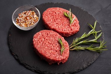 Ev yapımı ham organik kıyılmış sığır eti hamburger biftek kayrak bir gemide. Blog, yemek sağlıklı gıda kavramı sınıfları. Alan arka plan, üstten görünüm Kopyala