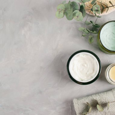 Çeşitli spa gri arka plan, üstten görünüm nesneleri ilgili. Vücut ve cilt bakımı düz kopya alanı ile yatıyordu. Güzellik bakım kavramı