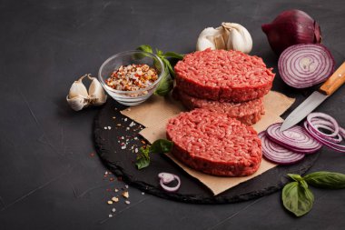 Ev yapımı ham organik kıyılmış sığır eti hamburger biftek kayrak bir gemide. Blog, yemek sağlıklı gıda kavramı sınıfları. Alan arka plan, üstten görünüm Kopyala