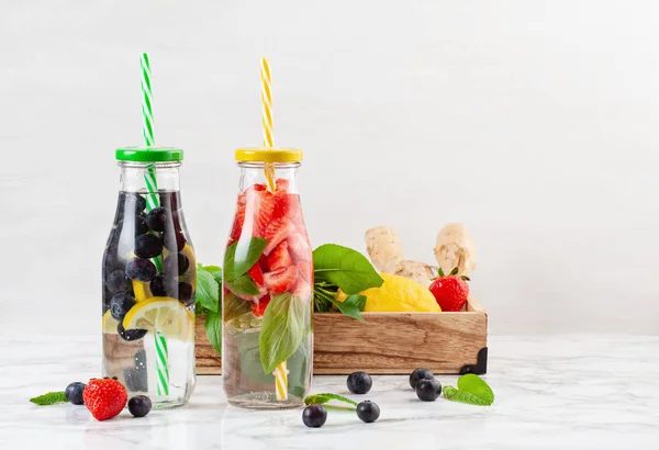 ハーブやフルーツの風味は 水を注入します 夏のドリンクします ヘルスケア フィットネス 健康な栄養物の食事療法の概念 — ストック写真