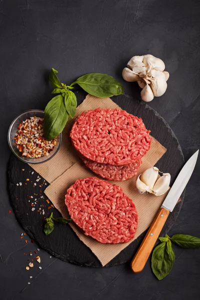 Buatan Sendiri Steak Burger Daging Sapi Cincang Organik Mentah Pada — Stok Foto