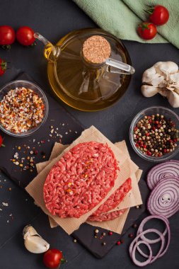 Ev yapımı ham organik kıyılmış sığır eti hamburger biftek kayrak bir gemide. Blog, yemek sağlıklı gıda kavramı sınıfları. Alan arka plan, üstten görünüm Kopyala