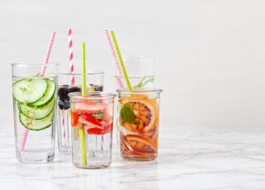 Otlar ve meyve aromalı su infüzyon. İçki serinletici yaz. Sağlık, fitness, sağlıklı beslenme diyet kavramı.