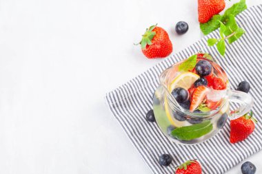 Otlar ve meyve aromalı su infüzyon. İçki serinletici yaz. Sağlık, fitness, sağlıklı beslenme diyet kavramı.