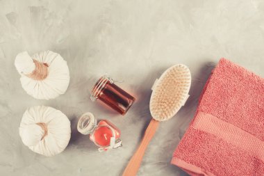 Çeşitli spa gri arka plan, üstten görünüm nesneleri ilgili. Vücut ve cilt bakımı düz kopya alanı ile yatıyordu. Güzellik bakım kavramı