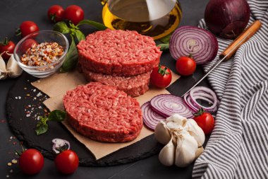 Ev yapımı ham organik kıyılmış sığır eti hamburger biftek kayrak bir gemide. Blog, yemek sağlıklı gıda kavramı sınıfları. Alan arka plan, üstten görünüm Kopyala