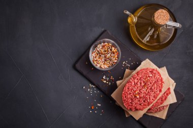Ev yapımı ham organik kıyılmış sığır eti hamburger biftek kayrak bir gemide. Blog, yemek sağlıklı gıda kavramı sınıfları. Alan arka plan, üstten görünüm Kopyala