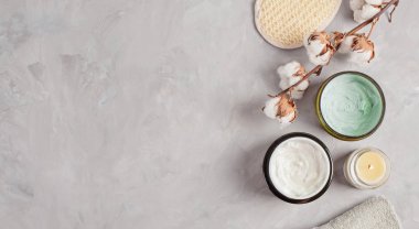 Çeşitli spa gri arka plan, üstten görünüm nesneleri ilgili. Vücut ve cilt bakımı düz kopya alanı ile yatıyordu. Güzellik bakım kavramı