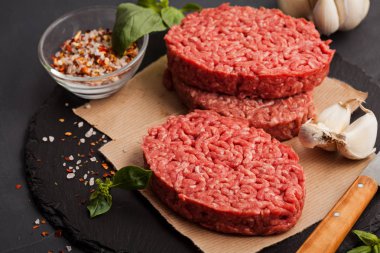 Ev yapımı ham organik kıyılmış sığır eti hamburger biftek kayrak bir gemide. Blog, yemek sağlıklı gıda kavramı sınıfları. Alan arka plan, üstten görünüm Kopyala