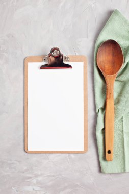 Pano boş alanı ve mutfak gereçleri ile üstten görünüm kağıt. Pişirme blog, sınıflar ve tarifi metni 