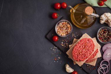 Ev yapımı ham organik kıyılmış sığır eti hamburger biftek kayrak bir gemide. Blog, yemek sağlıklı gıda kavramı sınıfları. Alan arka plan, üstten görünüm Kopyala