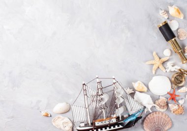 Çerçeve kabukları ve deniz mutfak eşyaları yapılmış. Yaz tatil, deniz tarafında, seyahat ve macera kavramı