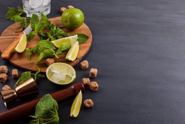 Mojito kokteyl hazırlanması. Aletleri ve malzemeler nane, kireç, buz ve baston şeker. Kopya alanı ile üstten görünüm