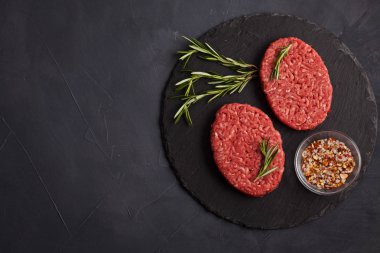 Ev yapımı ham organik kıyılmış sığır eti hamburger biftek kayrak bir gemide. Blog, yemek sağlıklı gıda kavramı sınıfları. Alan arka plan, üstten görünüm Kopyala