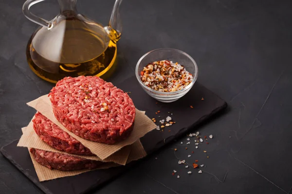 Zelfgemaakte Rauwe Biologische Gehakt Vlees Hamburger Steak Een Leisteen Bord — Stockfoto