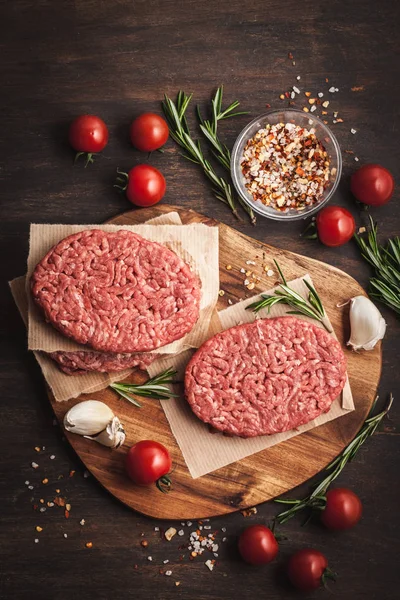 Buatan Sendiri Steak Burger Daging Sapi Cincang Organik Mentah Pada — Stok Foto