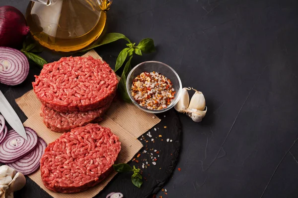 Buatan Sendiri Steak Burger Daging Sapi Cincang Organik Mentah Pada — Stok Foto