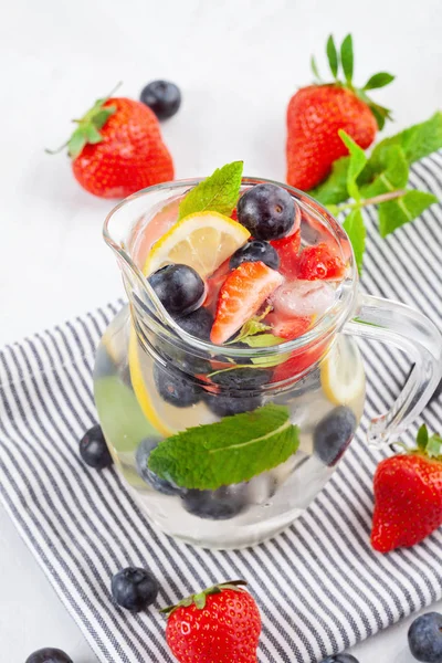 ハーブやフルーツの風味は 水を注入します 夏のドリンクします ヘルスケア フィットネス 健康な栄養物の食事療法の概念 — ストック写真