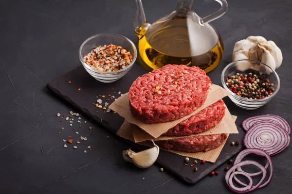 Buatan Sendiri Steak Burger Daging Sapi Cincang Organik Mentah Pada — Stok Foto