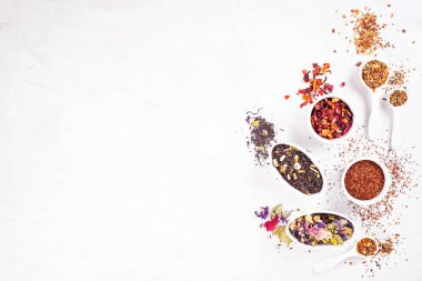 Çeşitli türlerini çay. Bitkisel, siyah, yeşil, kırmızı, meyve çayı. Detoks, yatıştırıcı, antioksidan, tonlama, serinletici içecekler