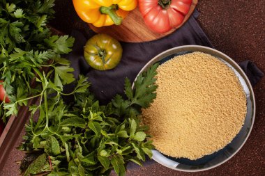 Taze malzemeler tabbouleh salatası için: kuskus, domates, limon, maydanoz, nane, zeytinyağı, biber. Sağlıklı, Vejeteryan Helal gıda kavramı