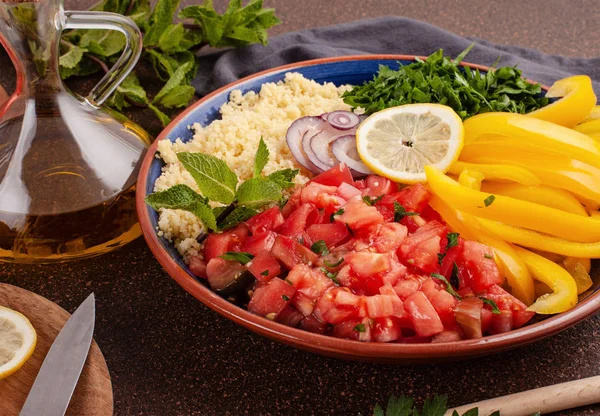 Verse Ingrediënten Voor Tabbouleh Salade Couscous Tomaten Citroen Peterselie Munt — Stockfoto