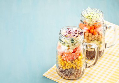 Taze ev yapımı salata quinoa, nohut ve organik sebze ile kavanoz. Sağlıklı gıda, ofis öğle, Vejeteryan, detoks diyet kavramı götürün.