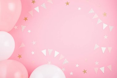Kızlar aksesuarları pembe arka plan üzerinde parti. Davet, Doğum günü, bekarlığa veda partisi, bebek duş kavramı