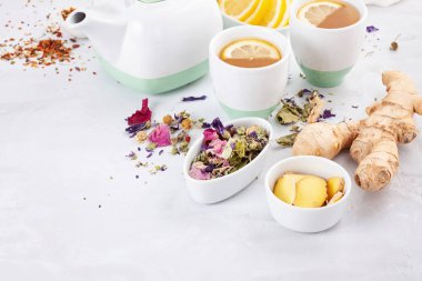 Limon ve zencefil ile sağlıklı bitki çayı. Antioksidan, detoks, içki yenileniyor