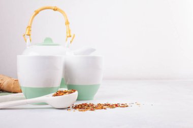 Limon ve zencefil ile sağlıklı bitki çayı. Antioksidan, detoks, içki yenileniyor