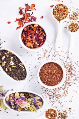 Çeşitli türlerini çay. Bitkisel, siyah, yeşil, kırmızı, meyve çayı. Detoks, yatıştırıcı, antioksidan, tonlama, serinletici içecekler