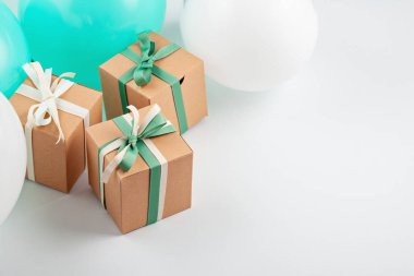 Üstten görünüm balonlar ve parti dekorasyonu ile hediye kutuları üzerinde. Partiler ve kutlama kavramı