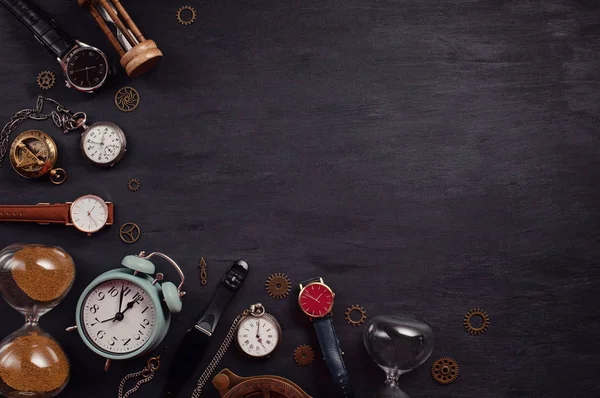Sammlung Verschiedener Uhren Und Uhren Verschiedener Zeiträume Mit Kopierraum — Stockfoto