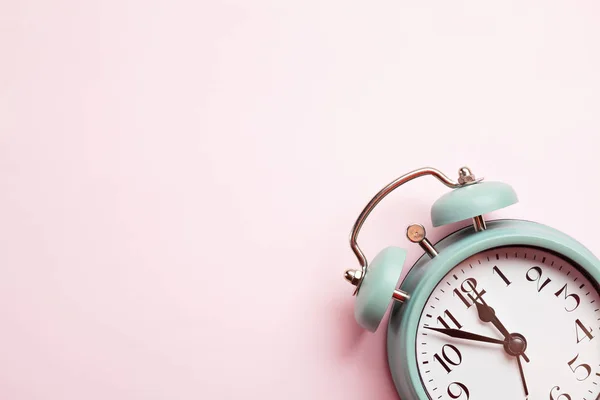 Relógio Alarme Estilo Retro Sobre Fundo Rosa Pastel — Fotografia de Stock