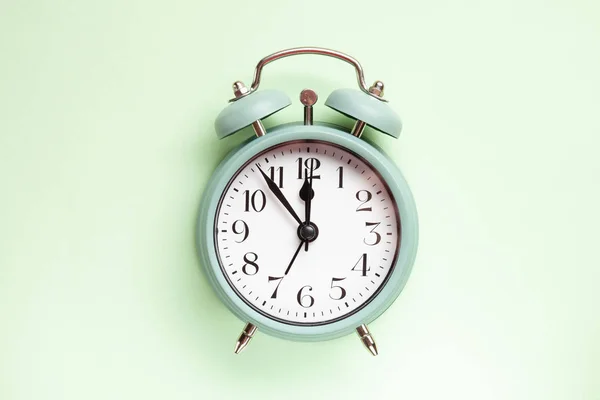 Relógio Alarme Estilo Retro Sobre Fundo Verde Menta Pastel — Fotografia de Stock