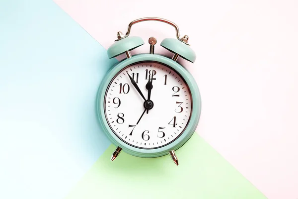 Relógio Alarme Estilo Retro Sobre Fundo Azul Pastel Rosa Verde — Fotografia de Stock