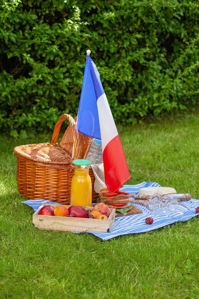 Şenlikli piknik Fransa ulusal tatil için 14 Temmuz ile Fransız bayrağı