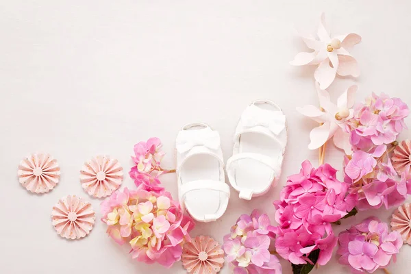 Şirin yeni doğan bebek kız ayakkabılar. Duş bebek, Doğum günü, davet veya tebrik kartı