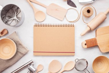 Düz mutfak gereçleri ve boş kopya alanı ile yatıyordu. Mutfak tarifi kitapları, kavramı, Bloglar ve sınıfları pişirme