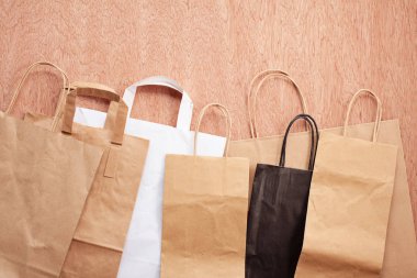 Düz kağıt atıkların geri dönüşüm için hazır yatıyordu. Sosyal sorumluluk, ekoloji bakım kavramı. Kağıt torba plastik yerine kullanarak