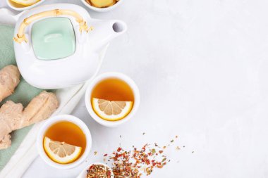 Limon ve zencefil ile sağlıklı bitki çayı. Antioksidan, detoks, içki yenileniyor