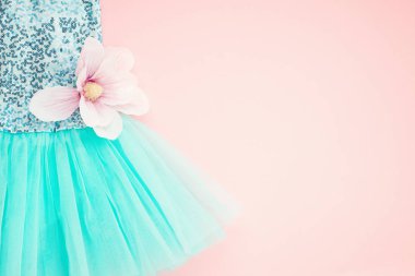 Üstten görünüm kız Bale tutu elbise üzerinde pembe bir arka plan üzerinde. Küçük prenses için elbise hassas ayrıntıları