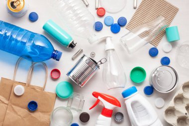 Farklı atıkların atıkların geri dönüşüm için hazır düz yatıyordu. Plastik, cam, kağıt, teneke kutular. Sosyal sorumluluk, ekoloji bakım kavramı