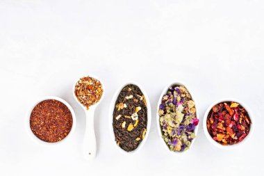 Çeşitli türlerini çay. Bitkisel, siyah, yeşil, kırmızı, meyve çayı. Detoks, yatıştırıcı, antioksidan, tonlama, serinletici içecekler