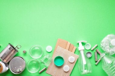 Farklı atıkların atıkların geri dönüşüm için hazır düz yatıyordu. Plastik, cam, kağıt, teneke kutular. Sosyal sorumluluk, ekoloji bakım kavramı