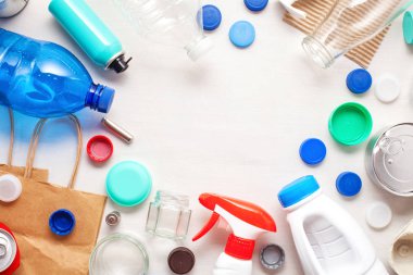 Farklı atıkların atıkların geri dönüşüm için hazır düz yatıyordu. Plastik, cam, kağıt, teneke kutular. Sosyal sorumluluk, ekoloji bakım kavramı