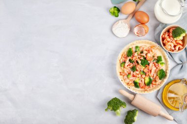 Ev yemek tart quiche kerevit ve krema ve yumurta ile dolu brokoli ile Fransız yaptı. Kolay tarif